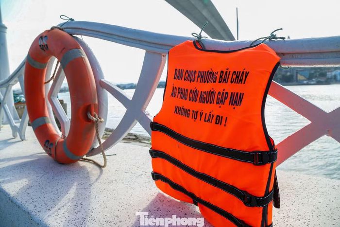 Tại khu vực công viên ngay cảng tàu Hạ Long thuộc Khu du lịch Bãi Cháy, phường Bãi Cháy, hệ thống áo phao cũng được lắp đặt trên các thành cầu.