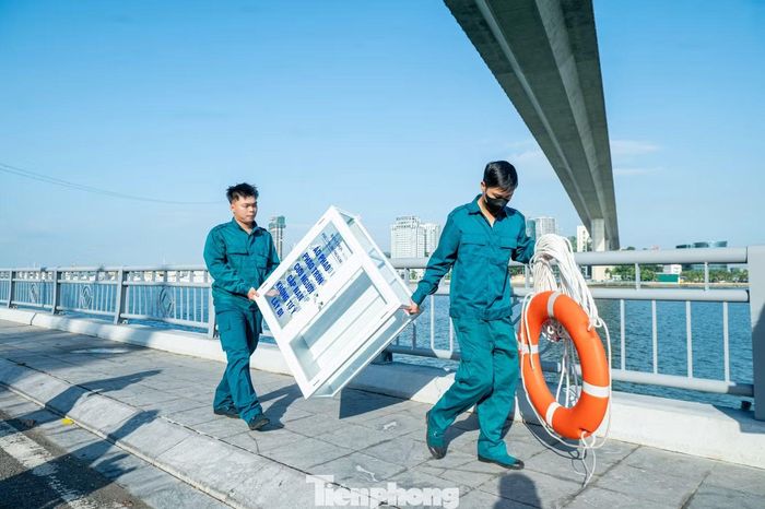 Tại khu vực gầm cầu Bãi Cháy, lực lượng dân quân thuộc phường Hồng Gai vận chuyển tủ đựng thiết bị cứu sinh để lắp đặt. Các tủ chứa đồ đều được thi công chắc chắn có khuy cài và thông tin dán ngay trên cánh tủ.