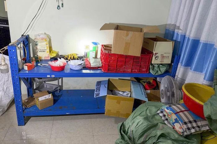 Khám xét 8 địa điểm là nơi ở, nơi làm việc, kho hàng và địa điểm sản xuất của các đối tượng tại Thanh Hóa, Hà Nội, TPHCM và Tây Ninh, cảnh sát thu giữ 10.000 hộp An Cung các loại, khoảng 300 kg viên hoàn, tương đương hơn một triệu viên, 3.000 vỏ hộp, hơn 20.000 tem, nhãn mác cùng nhiều máy móc, thiết bị phục vụ việc sản xuất, đóng gói.