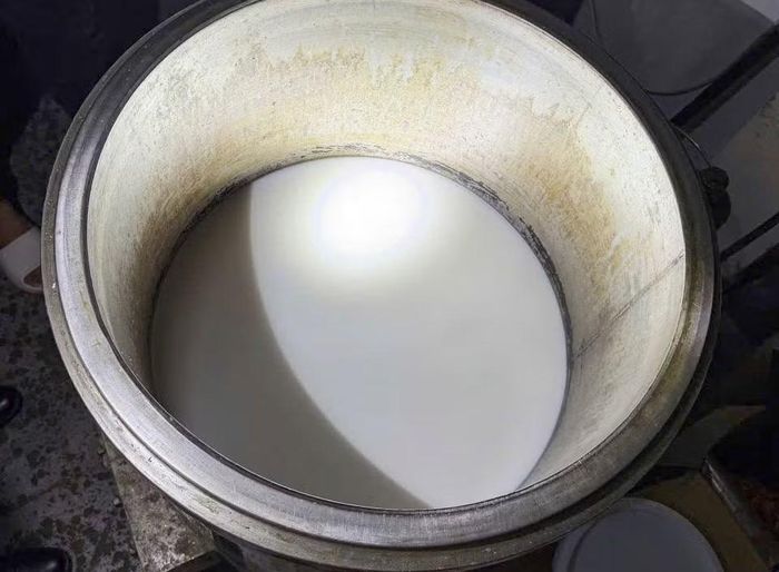 Nhóm này tìm mua viên hoàn, nguyên liệu trôi nổi chủ yếu là bột mì, hóa chất, chất tạo màu không rõ nguồn gốc cùng vỏ hộp, tem, nhãn mác từ Trung Quốc, sau đó vận chuyển về Việt Nam để đóng gói, hoàn thiện và đưa ra thị trường. Các sản phẩm này sau đó được quảng cáo là hàng có nguồn gốc Hàn Quốc, Trung Quốc.