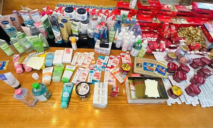 Các mặt hàng làm giả được sản xuất hết sức tinh vi, người tiêu dùng khó có thể phân biệt được hàng giả, hàng thật bằng mắt thường. Đến nay, công an đã thu giữ gần 20 triệu sản phẩm thuộc 64 mã hàng giả, tổng khối lượng hàng hóa, nguyên liệu, máy móc, thiết bị ước tính hơn 1.000 tấn.