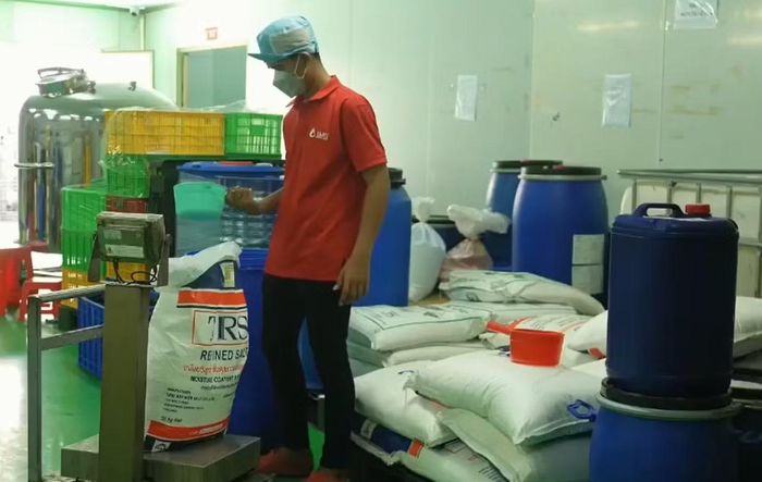 Hoạt động sản xuất mỹ phẩm giả được tổ chức với quy mô lớn, sử dụng hệ thống máy móc, dây chuyền hiện đại có sẵn tại công ty để phối trộn nguyên liệu, đóng hộp, dán tem, nhãn, bao bì thành phẩm rồi tung ra thị trường thông qua các kênh phân phối.