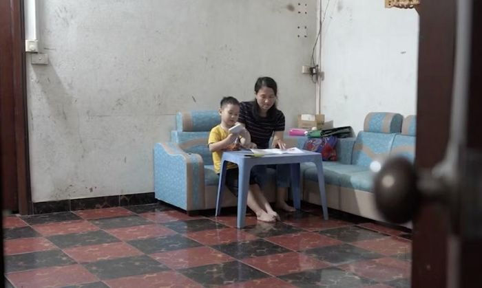Góc nhỏ bình yên của mẹ con chị Lan trong căn phòng trọ tại xã Thiên Lộc sau những giờ tăng ca.