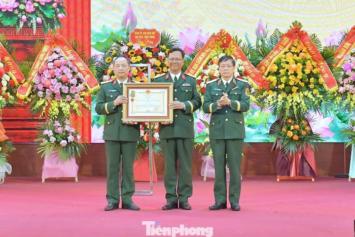 Thừa ủy quyền của Chủ tịch nước, Trung tướng Trần Văn Thưởng - Bí thư Đảng ủy, Chính ủy Học viện KTQS, trao Huân chương Bảo vệ Tổ quốc hạng Nhất tặng Khoa Vũ khí, ngày 25/9.
