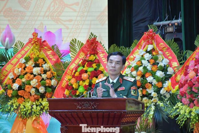 Trung tướng, GS.TS Lê Minh Thái phát biểu tại Lễ kỷ niệm 60 năm Ngày truyền thống Khoa Vũ khí, Học viện KTQS.