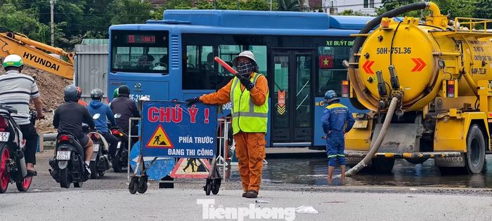 Trong buổi sáng và trưa 25/9, lực lượng chức năng đã lập rào chắn cảnh báo và điều tiết ở 2 đầu đường Lương Định Của. Ảnh: Khoa Nam.