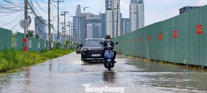 Ghi nhận của phóng viên, đến hơn 14h, tình trạng ngập trên đường Lương Định Của đã có phần giảm. Tuy nhiên, theo dự báo của Đài Khí tượng Thủy văn Nam Bộ, khu vực TPHCM sẽ tiếp tục có mưa vừa, mưa to, có nơi mưa rất to. Tổng lượng mưa trong 48 giờ phổ biến từ 70-120 mm, có nơi trên 130 mm đến hết ngày 26/9.