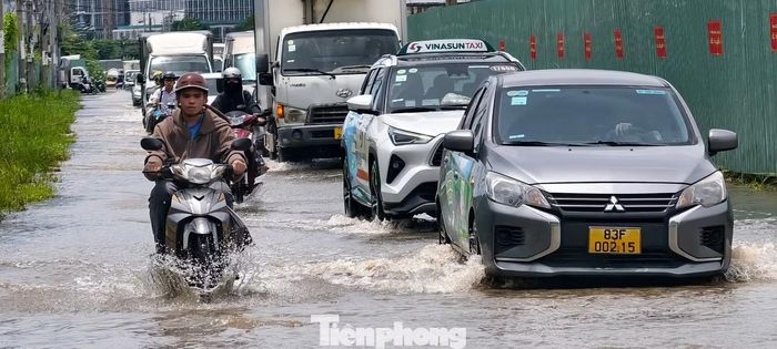 Đường Lương Định Của (phường An Khánh, TPHCM) ngập đã nhiều ngày nay, đặc biệt là sau các trận mưa lớn liên tiếp kéo dài từ 23/9 đến nay khiến người dân đi lại khó khăn, nhiều xe máy đổ ngã. Ảnh: Khoa Nam.
