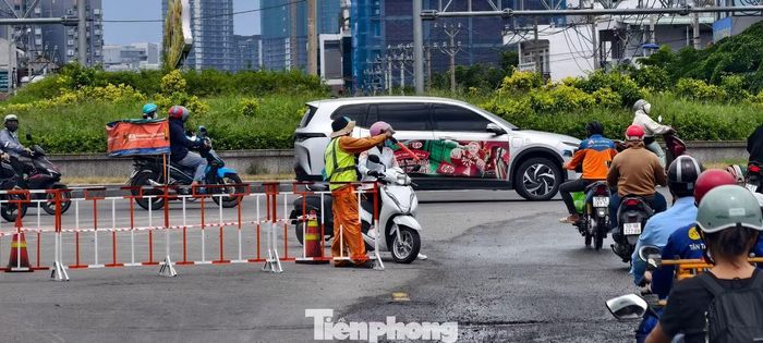 Người dân được hướng dẫn tìm lộ trình khác thay thế nhằm giảm bớt áp lực cho tuyến đường ngập. Ảnh: Khoa Nam.