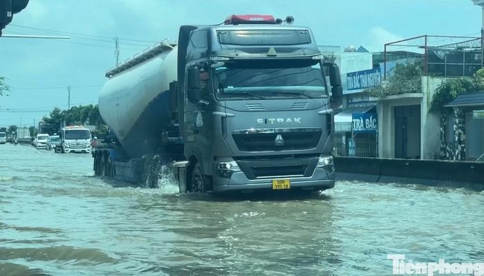Các phương tiện di chuyển khó khăn khi qua điểm ngập nước.