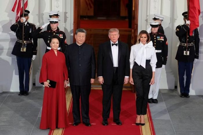 Tổng thống Mỹ Donald Trump và Đệ nhất phu nhân Melania Trump đón Chủ tịch Trung Quốc Tập Cận Bình cùng phu nhân Bành Lệ Viện tại Nhà Trắng. Chuyến thăm cấp nhà nước của ông Tập có quốc yến tối 24/9, với sự hiện diện của nhiều lãnh đạo doanh nghiệp Mỹ.