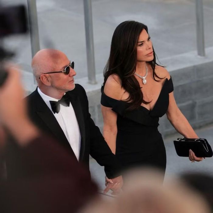 Jeff Bezos, nhà sáng lập kiêm Chủ tịch điều hành Amazon dự tiệc cùng vợ Lauren Sánchez Bezos. Vợ chồng ông nằm trong số các khách mời từ giới doanh nghiệp dự quốc yến tại Nhà Trắng.