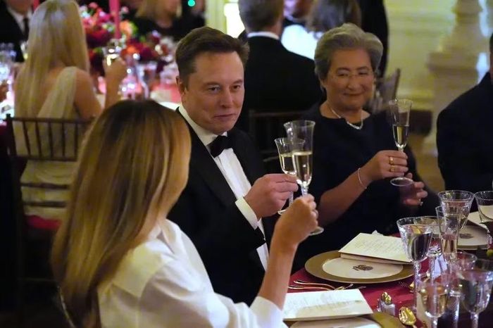 Elon Musk là một trong những tỷ phú công nghệ nổi bật tại quốc yến đón ông Tập. Ông điều hành Tesla và SpaceX, trong đó, Tesla có hoạt động sản xuất, kinh doanh lớn tại thị trường Trung Quốc.