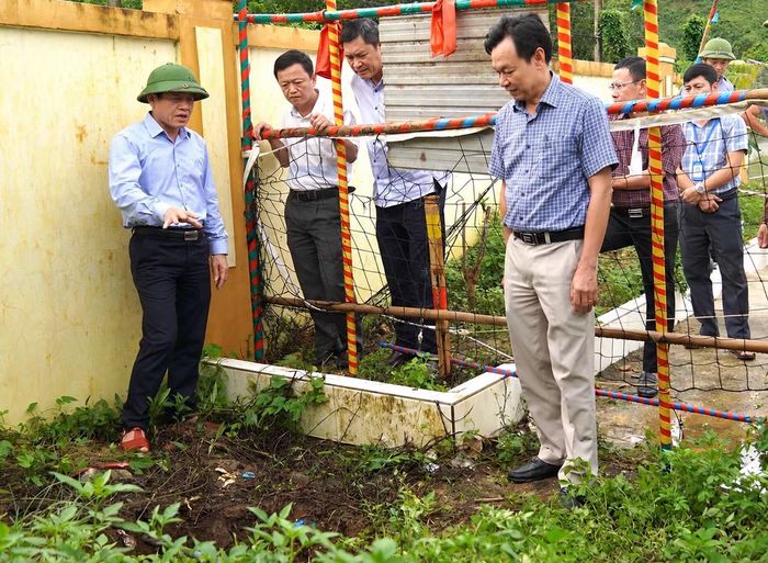 Phó Chủ tịch UBND tỉnh Quảng Trị Lê Văn Bảo (trái) kiểm tra và chỉ đạo khắc phục sự cố.