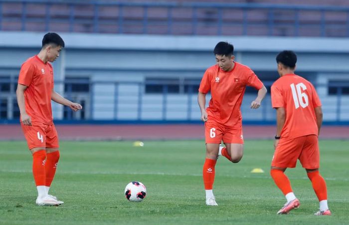  Khó khăn cũng bắt nguồn từ việc nhiều trụ cột không góp mặt, như Nguyễn Quang Hải﻿, Đoàn Văn Hậu, Thành Chung hay Văn Vĩ. Đây đều là những nhân tố giàu cá tính, có khả năng tạo đột biến hoặc trụ cột nơi hàng thủ. 