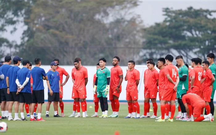 Trước buổi tập, HLV Kim Sang-sik đã dành thời gian khá dài trao đổi với các cầu thủ. Đội tuyển Việt Nam đang đứng trước sức ép khá lớn ở FIFA ASEAN Cup khi vắng nhiều trụ cột.