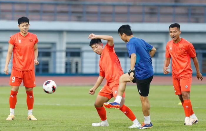 Trên hàng công bên cạnh Nguyễn Xuân Son thì Đình Bắc là cái tên đang có sức hút lớn. Tại ASEAN Cup 2026, tiền đạo Công an Hà Nội ghi 5 bàn, ngang bằng với Nguyễn Xuân Son và là Vua phá lưới giải đấu. Đình Bắc cũng vừa cùng Công an Hà Nội vô địch Siêu cúp Quốc gia báo Tiền Phong.