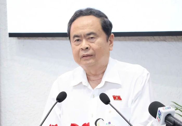 Chủ tịch Quốc hội Trần Thanh Mẫn trao đổi với cử tri.