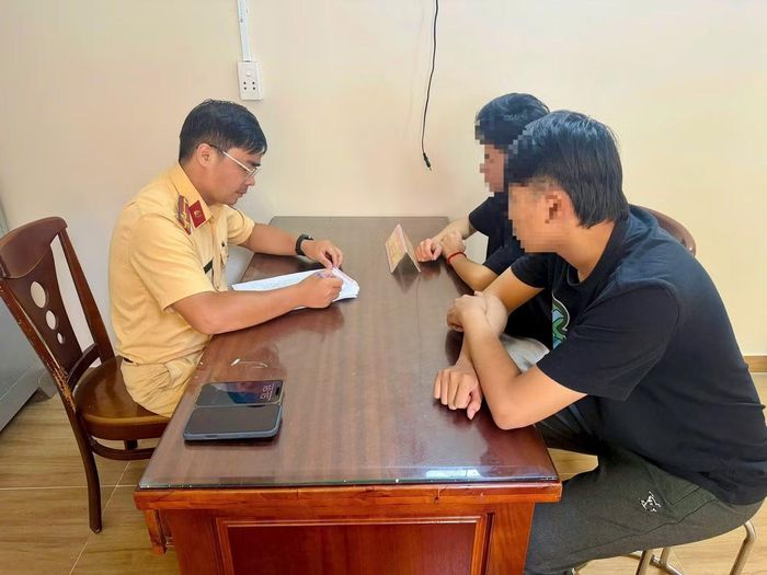 CSGT làm việc với S. và người liên quan vụ việc. Ảnh: CSGT Rạch Chiếc