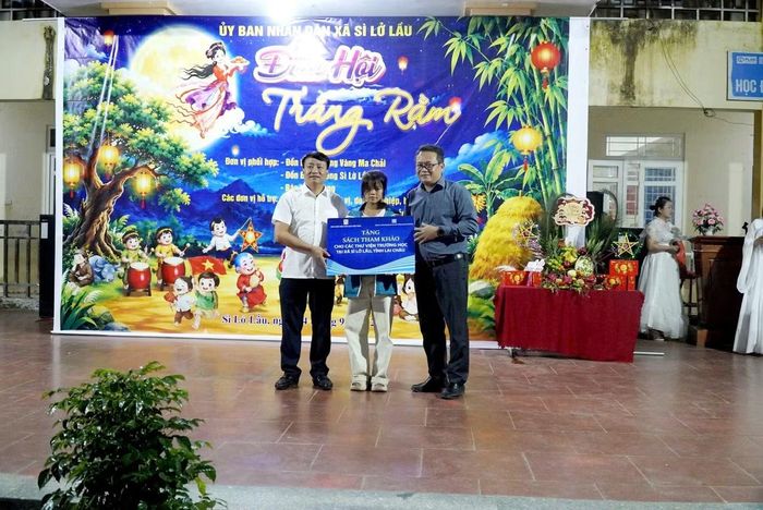 Nhà xuất bản Giáo dục Việt Nam và Công ty Cổ phần Đầu tư và Phát triển giáo dục Hà Nội ủy quyền cho đại diện Báo Tiền Phong trao tặng 3 thư viện sách cho Trường PTDTBT Tiểu học và THCS Sì Lở Lầu, Trường PTDTBT Tiểu học và THCS Vàng Ma Chải và Trường PTDTBT Tiểu học và THCS Pa Vây Sử.
