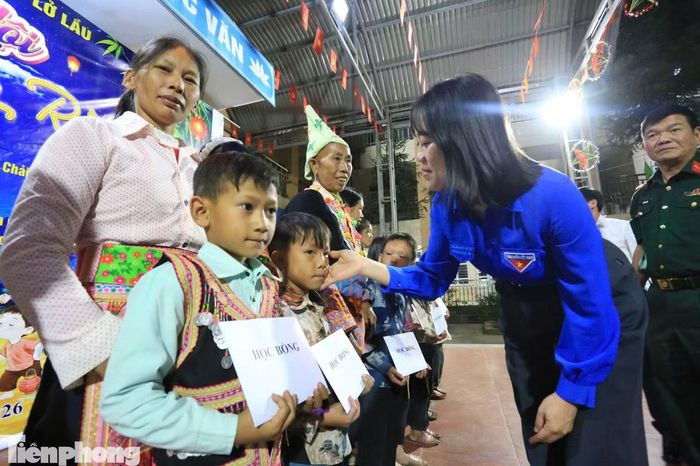 Báo Tiền Phong trao tặng 10 suất quà, mỗi suất 5 triệu đồng tiền mặt cho 10 học sinh tiêu biểu có hoàn cảnh khó khăn, có nỗ lực vươn lên trong học tập tại xã Sì Lở Lầu, tỉnh Lai Châu.