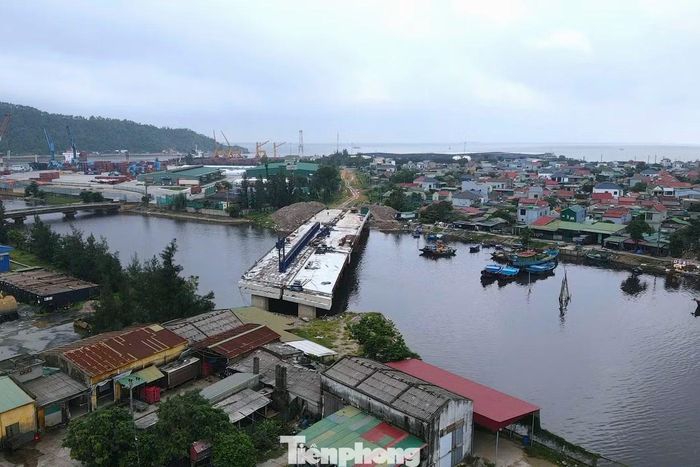 Tuyến đường nối quốc lộ 46 với bến 5, bến 6 cảng Cửa Lò dài hơn 960 m, nhưng nhiều năm triển khai vẫn chưa hoàn thành.