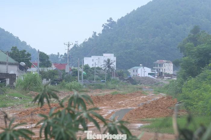 Tuyến đường dang dở khiến người dân khổ sở, nhất là vào mùa mưa.