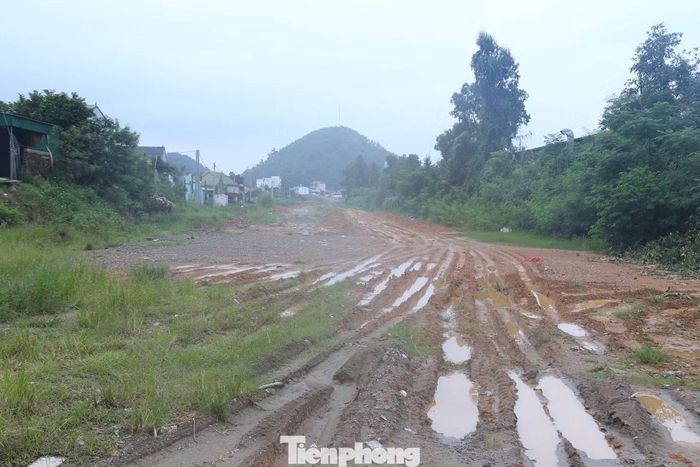 Tuyến đường chưa đầy 1km nhưng dang dở suốt 4 năm.
