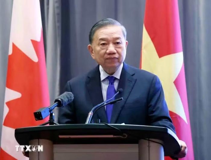 Tổng Bí thư, Chủ tịch nước Tô Lâm gặp cán bộ, nhân viên Đại sứ quán và đại diện cộng đồng người Việt Nam tại Canada. (Ảnh: Thống Nhất/TTXVN)