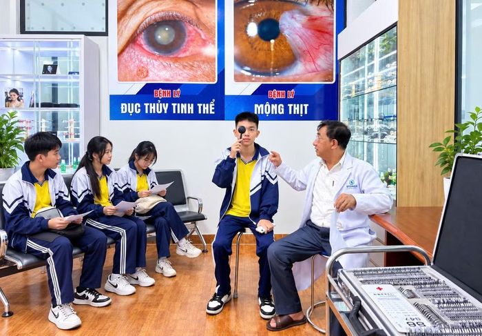 Việc kiểm tra, phát hiện sớm tình trạng sức khoẻ cho các em học sinh rất quan trọng.