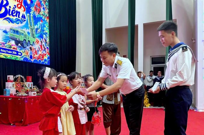 Chỉ huy Lữ đoàn 682 trao học bổng tặng các em nhỏ có thành tích học tập tốt nhân dịp Tết Trung thu 2026.