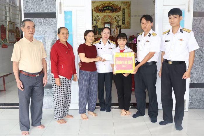 Lữ đoàn 171 thăm, tặng quà con ngư dân có hoàn cảnh khó khăn được Lữ đoàn nhận đỡ đầu nhân dịp Tết Trung thu năm 2026.