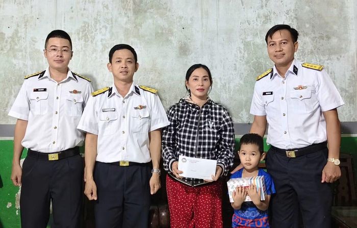 Lữ đoàn 682 thăm hỏi, tặng quà Trung thu cho con ngư dân được đơn vị nhận đỡ đầu.