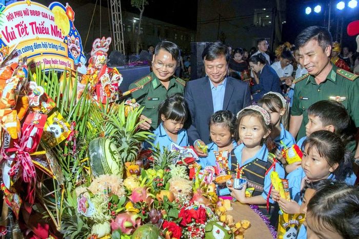 Lãnh đạo tỉnh Gia Lai và Ban Chỉ huy BĐBP tỉnh chung vui đêm hội với các em nhỏ ở xã Ia Dom.