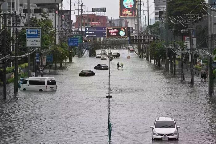 Trước tình hình này, Thống đốc Bangkok kêu gọi người dân hạn chế ra ngoài. Chính quyền Thủ đô Bangkok đã tuyên bố tình trạng thảm họa trên toàn bộ 50 quận.
