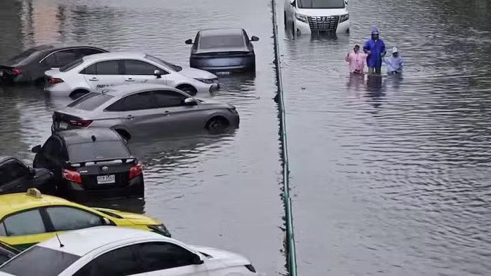 Tháng 9 thường là cao điểm mùa mưa tại Bangkok. Tuy nhiên, lượng mưa năm nay đang cao hơn đáng kể so với mức trung bình. Theo Cục Thoát nước và Xử lý Nước thải Bangkok, từ ngày 1 đến 25/9, thành phố đã ghi nhận tổng lượng mưa 487 mm, gần gấp đôi mức trung bình khoảng 269 mm trong cùng kỳ giai đoạn 1991-2020.