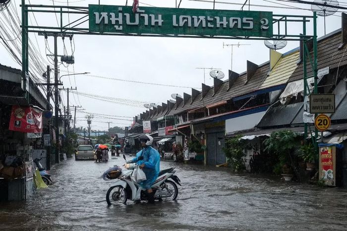 Một tài xế xe máy tại khu Ari cho biết khi thức dậy để đi làm, ông phát hiện con đường trước nhà đã ngập sâu.