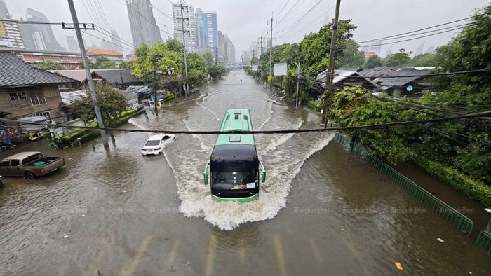 Từ chiều 24/9, Bangkok hứng lượng mưa gần 300 mm, khiến nước trên các hệ thống kênh rạch dâng cao, tràn vào nhà dân, nhà hàng và nhiều tuyến đường.