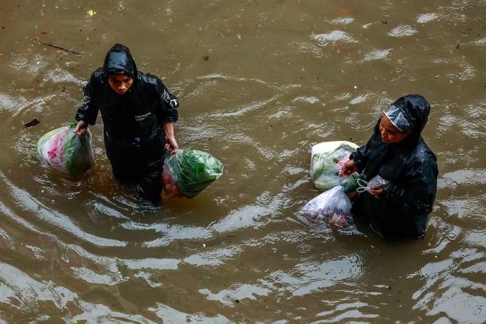Một người dân sống gần kênh ở phía bắc trung tâm Bangkok cho biết nước liên tục tràn vào và có thời điểm dâng đến ngang eo.