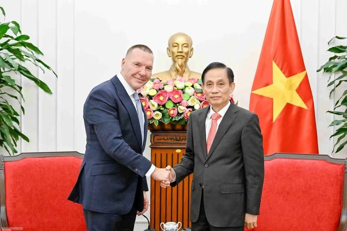 Bộ trưởng Bộ Ngoại giao Lê Hoài Trung (phải) tiếp Chủ tịch Toàn cầu dmg events Christopher Hudson. (Ảnh: baoquocte.vn)