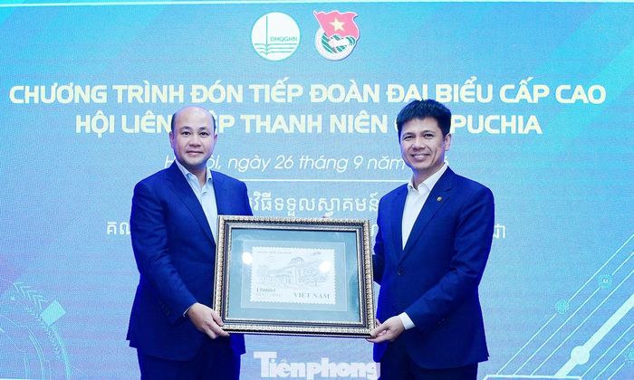 PGS.TS Nguyễn Hiệu tặng quà lưu niệm Phó Thủ tướng, Chủ tịch Hội LHTN Campuchia Hun Many tại chương trình. Ảnh: Xuân Tùng