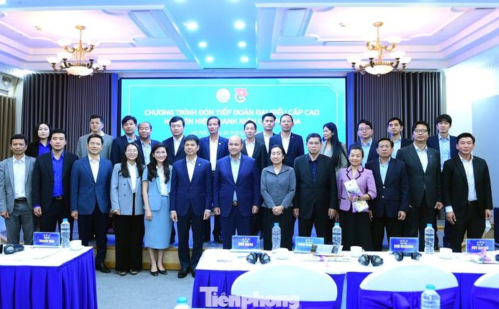 Các đại biểu chụp ảnh tại chương trình. Ảnh: Xuân Tùng