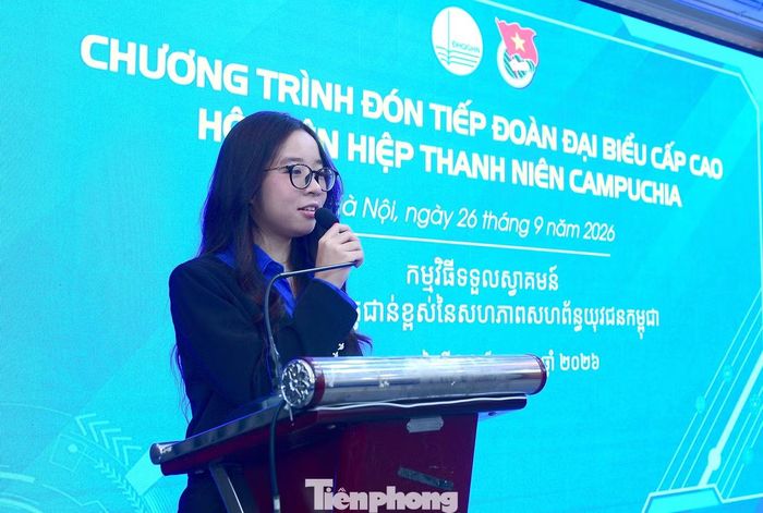 Sinh viên Hoàng Hà Linh chia sẻ tại chương trình. Ảnh: Xuân Tùng