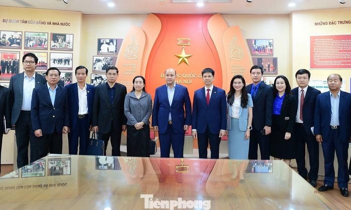 Lãnh đạo T.Ư Đoàn TNCS Hồ Chí Minh, ĐHQG Hà Nội và đại biểu cấp cao Hội LHTN Campuchia tham quan, chụp ảnh lưu niệm tại phòng truyền thống của ĐHQG Hà Nội. Ảnh: Xuân Tùng