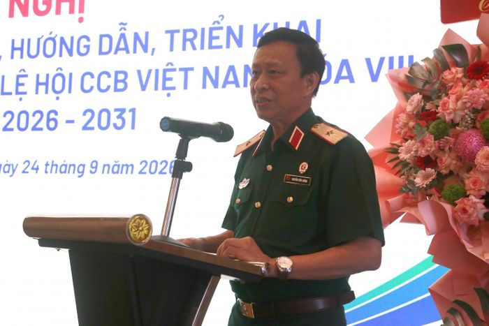 Thiếu tướng Nguyễn Tiến Thắng trình bày chuyên đề về ứng dụng CNTT, công tác chuyển đổi số trong hoạt động của CCB.