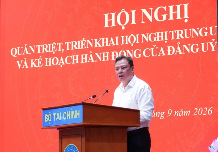 Đồng chí Đỗ Văn Trường, Phó Bí thư chuyên trách Đảng ủy Bộ Tài chính phát biểu kết luận hội nghị