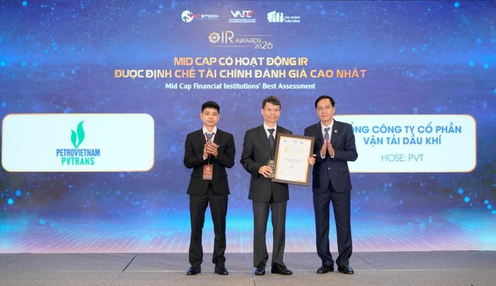 Ông Trương Hồng Sơn, Thành viên HĐQT PVTrans nhận giải thưởng vinh danh "Doanh nghiệp Mid Cap có hoạt động IR được Định chế tài chính đánh giá cao nhất 2026"