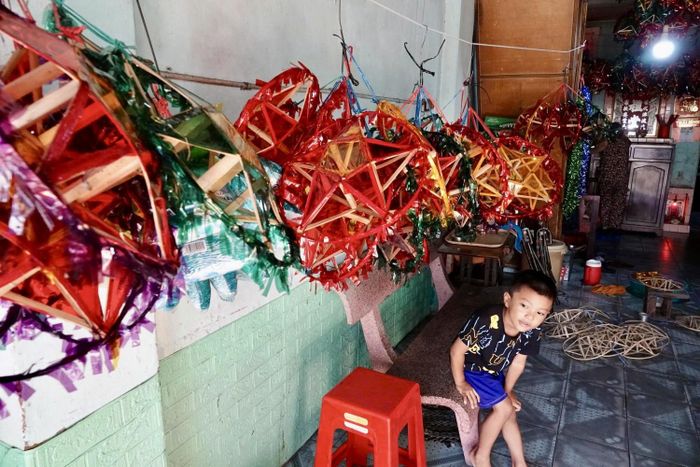 Những chiếc lồng đèn thủ công mộc mạc xếp đầy trong nhà, lưu giữ ánh sáng ký ức của những mùa trăng xưa.