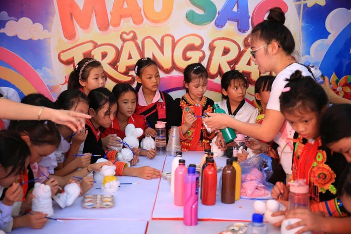 Học sinh hào hứng khám phá các gian hàng trải nghiệm