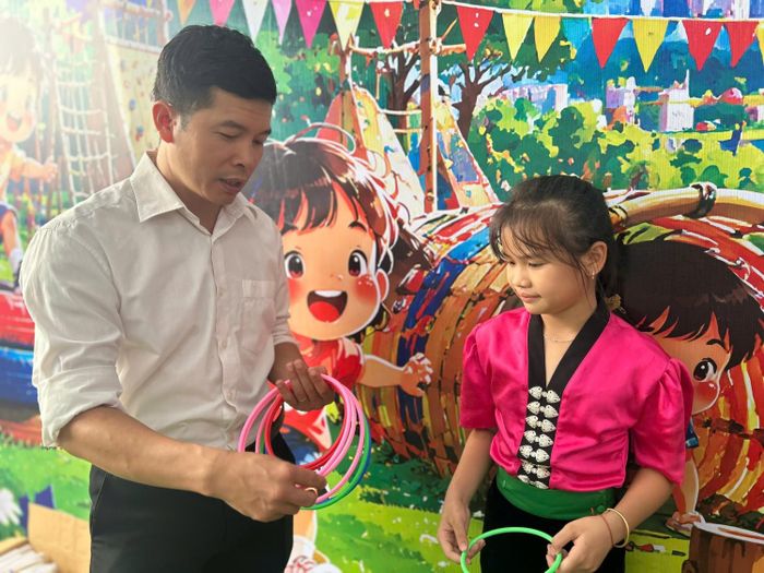 Thầy cô đồng hành, hướng dẫn các em tại từng gian hàng.